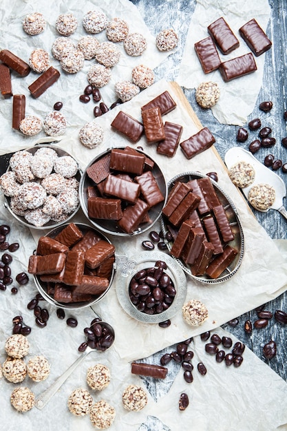 Surtido de deliciosos caramelos de chocolate de fondo