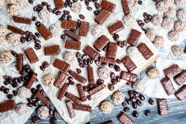 Foto surtido de deliciosos dulces de chocolate de fondo