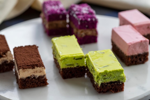 Surtido de diferentes mini tortas con crema de chocolate y bayasDulces ofrecidos en la boda