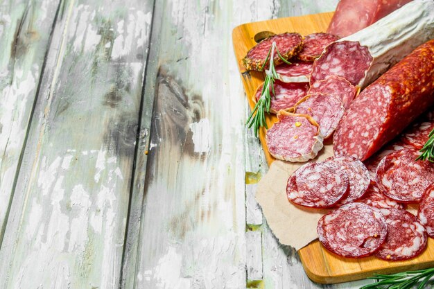 Surtido de diferentes salami ahumados