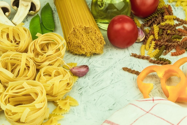 Surtido de diferentes tipos de pasta sobre la mesa