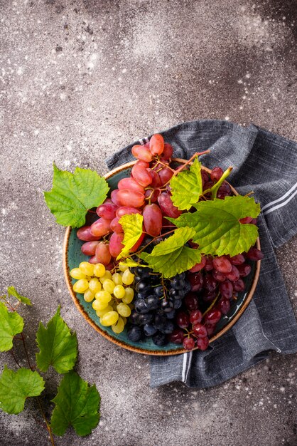 Surtido de diferentes tipos de uvas.