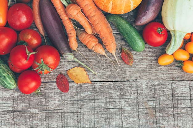 Surtido de diferentes verduras orgánicas frescas sobre fondo de madera de estilo rústico. Concepto de dieta vegetariana vegana de alimentos saludables. El huerto local produce alimentos limpios. Vista superior del marco plano espacio de copia laico.