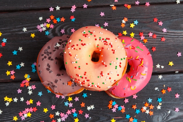 Surtido de donas de colores decoradas con chispitas de confeti de colores