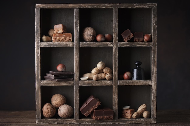 Surtido de dulces de chocolate en una caja