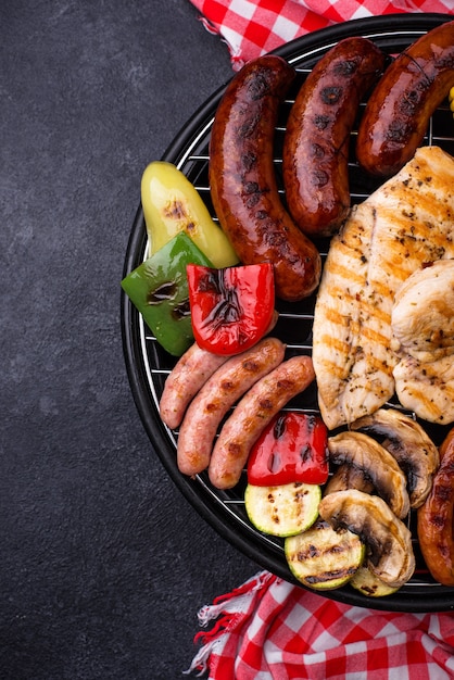 Surtido de embutidos, carnes y verduras a la plancha. Concepto de barbacoa de picnic