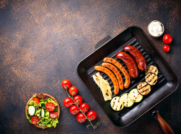 Surtido de embutidos y verduras a la plancha en sartén