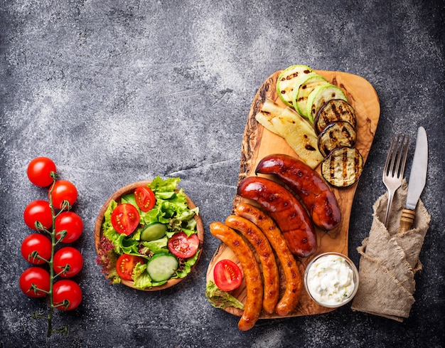 Surtido de embutidos y verduras a la plancha.