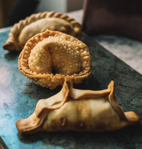 Surtido de empanadas rellenas típicas de Sudamérica