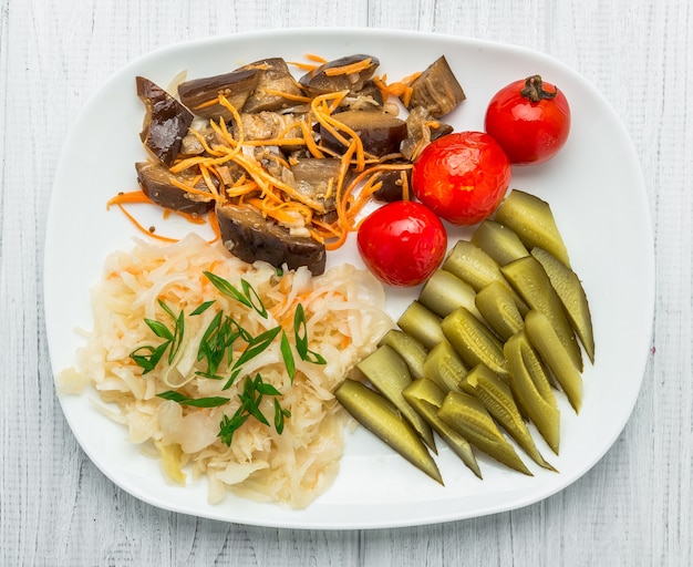 Surtido de encurtidos vegetales zanahoria en un plato blanco