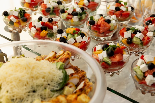 Un surtido de ensaladas en la mesa del buffet. Catering para reuniones de empresa, eventos y celebraciones.