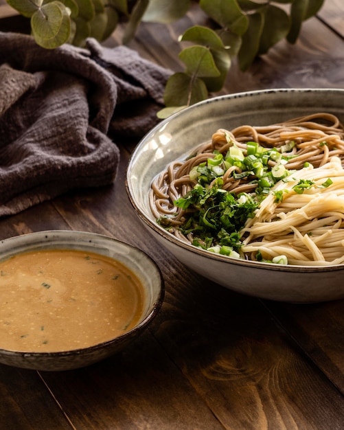 Surtido de fideos de alto ángulo en una mesa