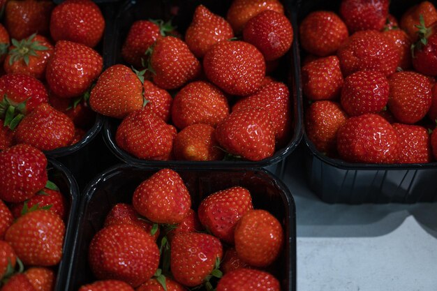 Surtido de fresas frescas en el mercado