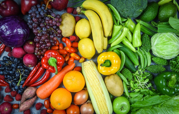 Surtido de fruta fresca madura rojo amarillo púrpura y verde verduras selección mixta varias verduras y frutas comida sana comer sano para el corazón vida colesterol dieta salud