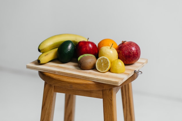 Surtido de fruta madura en una tabla de madera. Dieta saludable