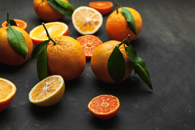 Surtido de frutas cítricas frescas, limón, naranja, mandarina, frescas y coloridas, vista superior