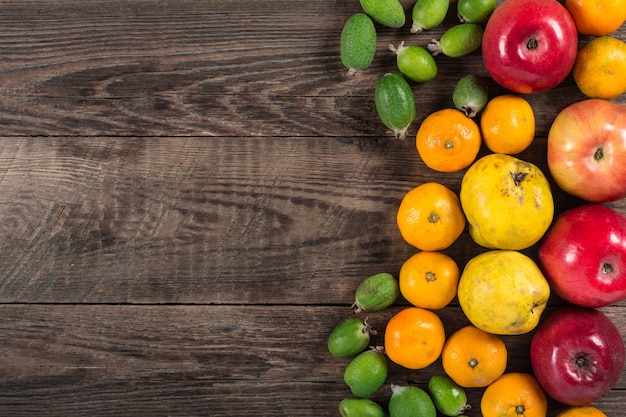 Surtido de frutas exóticas en la mesa de madera antigua