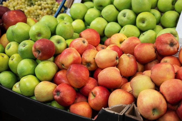 Surtido de frutas frescas en el mercado