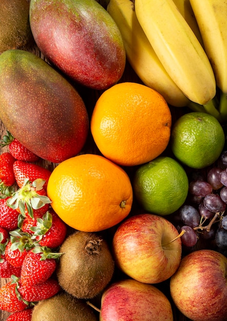 Foto surtido de frutas frescas en la mesa.