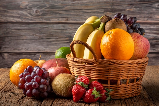 Surtido de frutas frescas en la mesa.