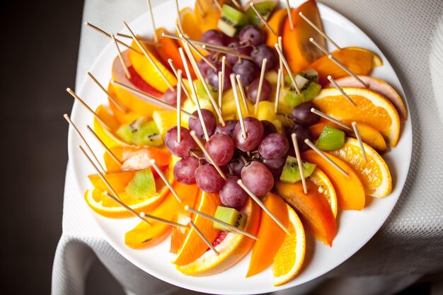 Surtido de frutas frescas en rodajas en un plato Foto de primer plano