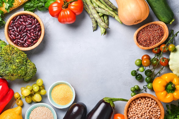 Surtido de frutas frescas y verduras orgánicas de arco iris multicolor sobre fondo de hormigón gris. Cocción de alimentos y fondo de alimentos saludables y limpios y maquetas.