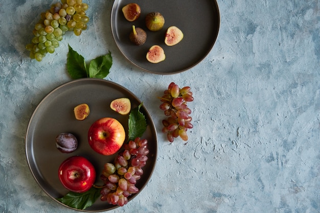 Surtido de frutas orgánicas saludables en platos