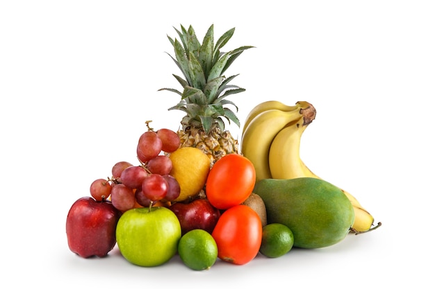 Surtido de frutas tropicales aislado en blanco