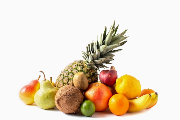 Surtido de frutas tropicales aislado sobre fondo blanco. Piña, coco, plátanos, mango, kiwi, lima, limón, peras, pomelo