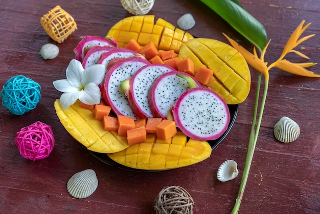 Surtido de frutas tropicales en un plato de cerca