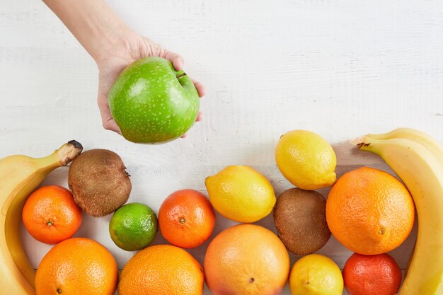 Surtido de frutas tropicales sobre fondo blanco.