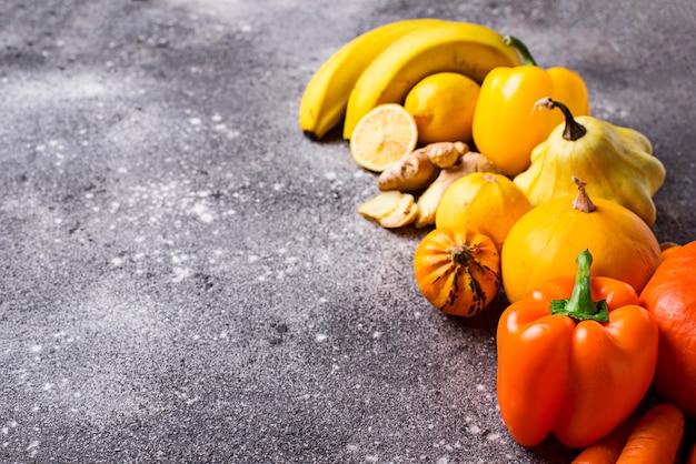 Surtido de frutas y verduras amarillas y naranjas.