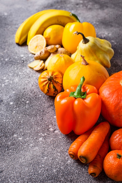 Surtido de frutas y verduras amarillas y naranjas.