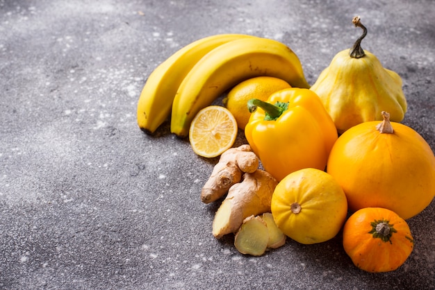 Surtido de frutas y verduras amarillas.