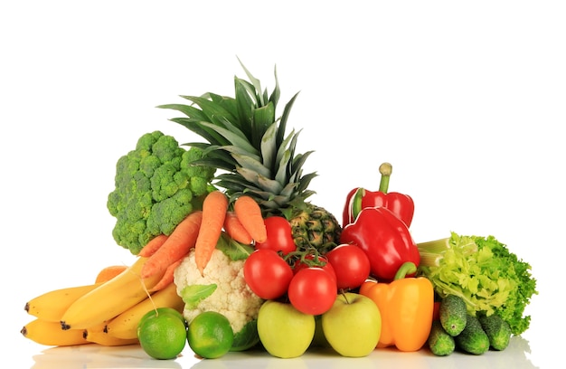 Surtido de frutas y verduras frescas, aislado en blanco