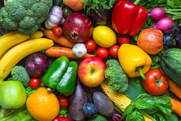 Foto surtido de frutas y verduras frescas cosechadas en la mesa