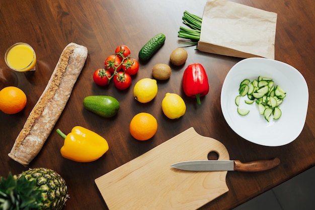 Surtido de frutas y verduras orgánicas en la mesa de la cocina