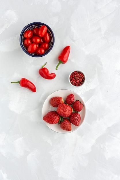 Surtido de frutas y verduras rojas desde arriba