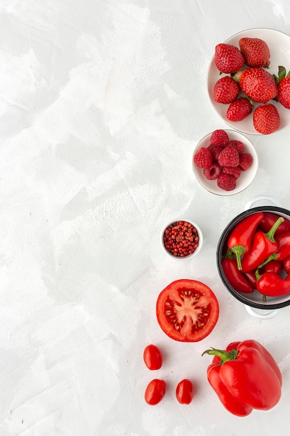 Surtido de frutas y verduras rojas.