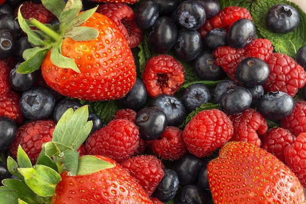 Surtido de frutos rojos fresas arándanos y frambuesas cerrar concepto de comida saludable