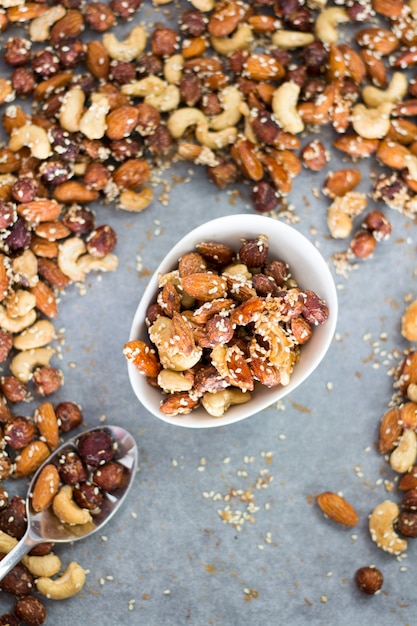 Foto surtido de frutos secos. anacardos, avellanas, nueces, semillas. fondo de mezcla de alimentos.