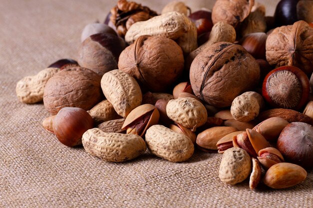 Surtido de frutos secos en la mesa de cerca