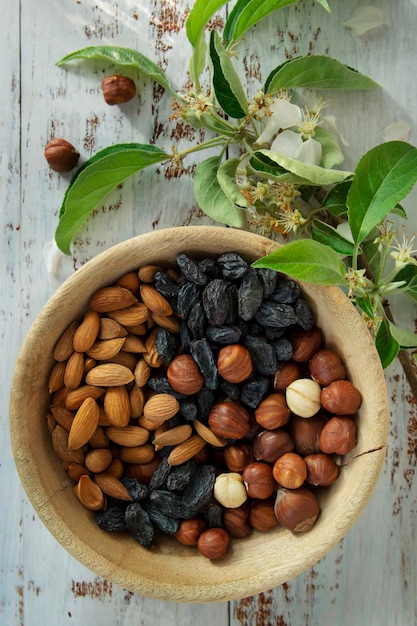 Surtido de frutos secos en la placa de madera