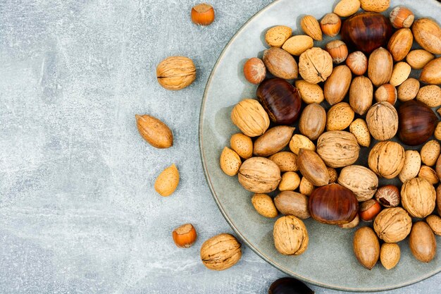 Surtido de frutos secos en un plato