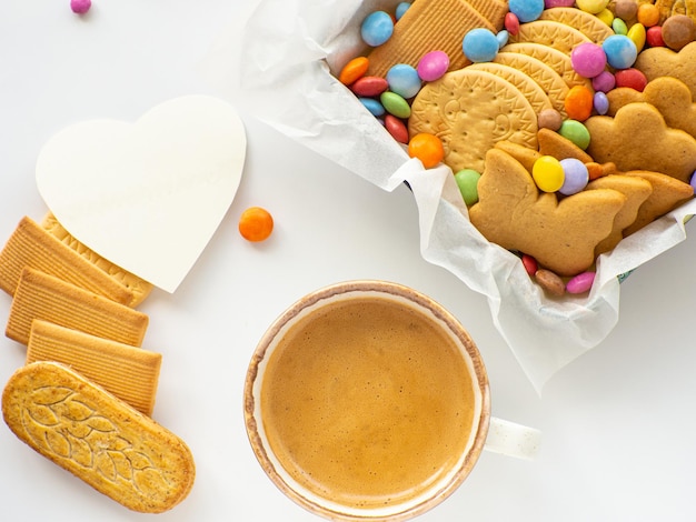 Surtido de galletas y dulces en la canasta concepto del día de la madre