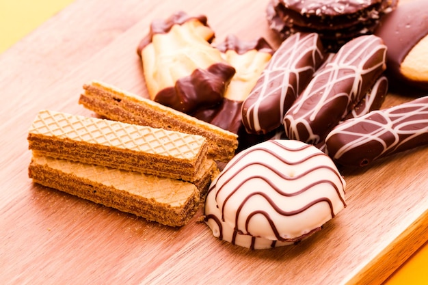 Surtido de galletas europeas cubiertas de chocolate belga.