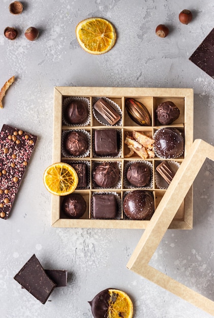 Surtido de golosinas dulces con bombones y bombones en una caja de regalo.