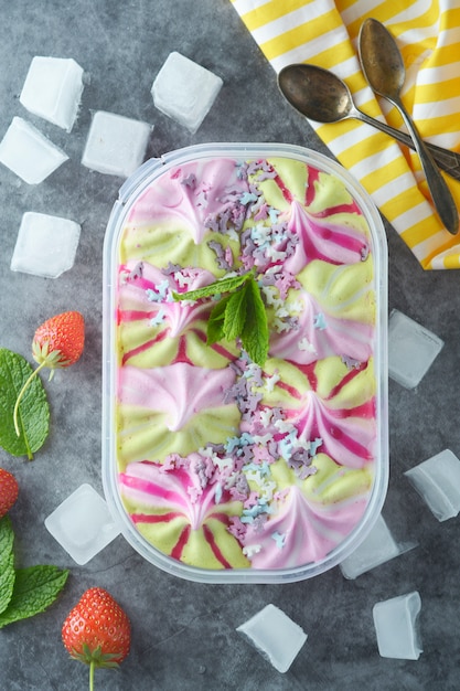 Foto surtido de helados en caja de plástico.