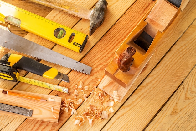 Surtido de herramientas de trabajo en madera. Copia espacio