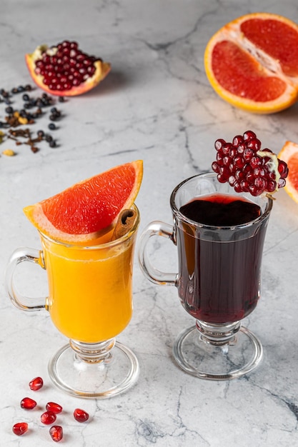 Surtido de jugos de frutas y verduras frescas Jugo de naranja fresco en vaso de vidrio